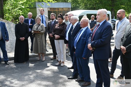 Gmina Gorzków podsumowała ważne inwestycje. Nowe drogi i zmodernizowana szkoła już służą mieszkańcom [GALERIA ZDJĘĆ]