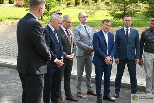 Gmina Gorzków podsumowała ważne inwestycje. Nowe drogi i zmodernizowana szkoła już służą mieszkańcom [GALERIA ZDJĘĆ]