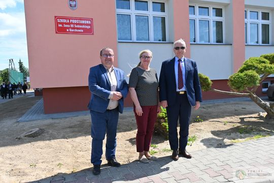 Gmina Gorzków podsumowała ważne inwestycje. Nowe drogi i zmodernizowana szkoła już służą mieszkańcom [GALERIA ZDJĘĆ]