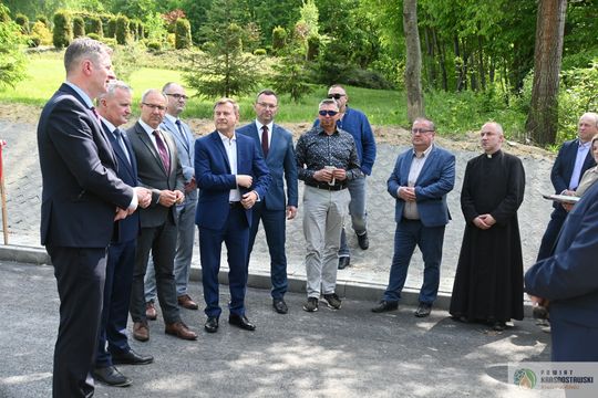 Gmina Gorzków podsumowała ważne inwestycje. Nowe drogi i zmodernizowana szkoła już służą mieszkańcom [GALERIA ZDJĘĆ]