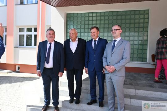 Gmina Gorzków podsumowała ważne inwestycje. Nowe drogi i zmodernizowana szkoła już służą mieszkańcom [GALERIA ZDJĘĆ]