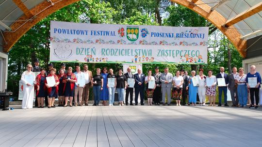 IV Powiatowy Festiwal Piosenki Biesiadnej i święto rodzin zastępczych [GALERIA ZDJĘĆ]