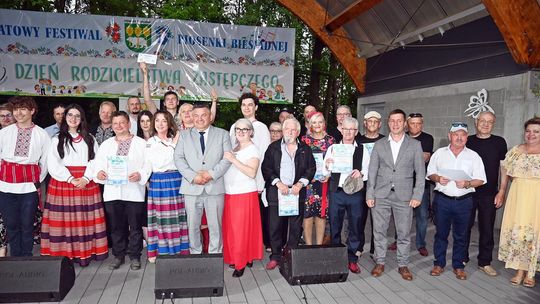 IV Powiatowy Festiwal Piosenki Biesiadnej i święto rodzin zastępczych. Cz. II [GALERIA ZDJĘĆ]