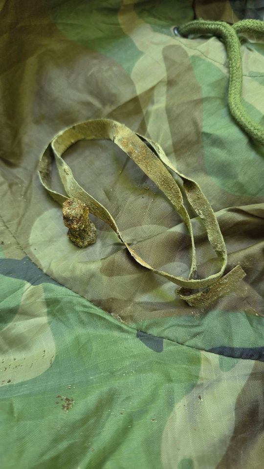 Gm. Izbica. Ślady wojennego bombowca w Lesie Orłowskim. Poszukiwacze odkrywają historię katastrofy z 1944 roku [GALERIA ZDJĘĆ]