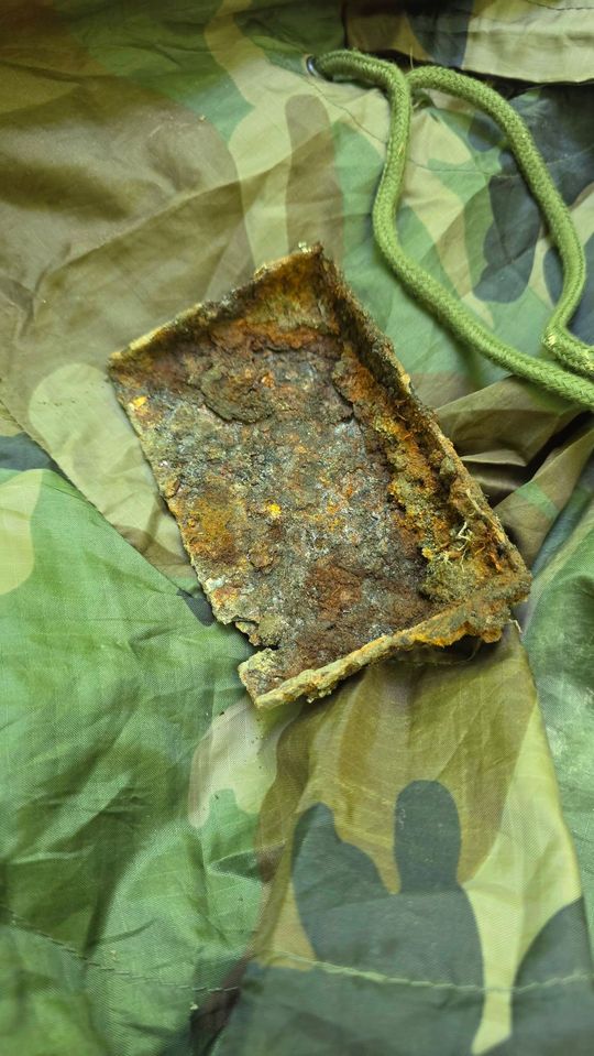 Gm. Izbica. Ślady wojennego bombowca w Lesie Orłowskim. Poszukiwacze odkrywają historię katastrofy z 1944 roku [GALERIA ZDJĘĆ]
