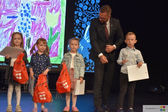 Krasnystaw. 20 lat konkursu „Moja Mama”. Jubileuszowa gala pełna dziecięcej wyobraźni [GALERIA ZDJĘĆ] 