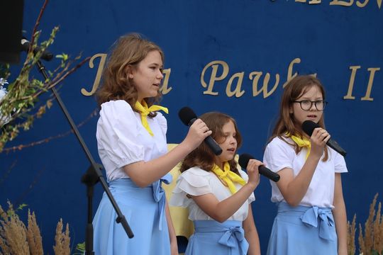 Gm. Sawin. Ćwierć wieku z Janem Pawłem II – jubileusz szkoły w Czułczycach [GALERIA ZDJĘĆ]