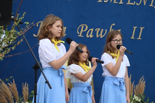 Gm. Sawin. Ćwierć wieku z Janem Pawłem II – jubileusz szkoły w Czułczycach [GALERIA ZDJĘĆ]