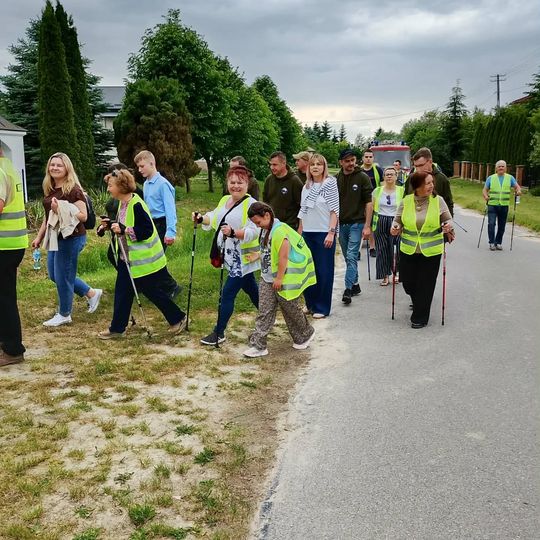 Gm. Izbica. Spacer śladami historii. Mieszkańcy uczcili pamięć ofiar II wojny światowej [GALERIA ZDJĘĆ] 