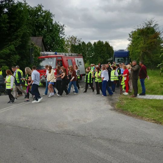 Gm. Izbica. Spacer śladami historii. Mieszkańcy uczcili pamięć ofiar II wojny światowej [GALERIA ZDJĘĆ] 
