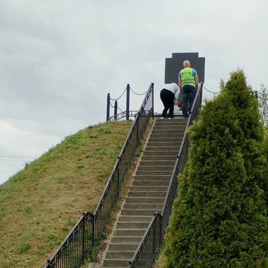 Gm. Izbica. Spacer śladami historii. Mieszkańcy uczcili pamięć ofiar II wojny światowej [GALERIA ZDJĘĆ] 