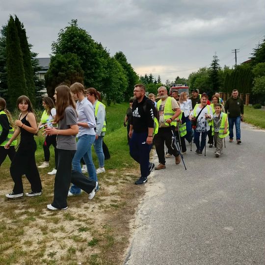 Gm. Izbica. Spacer śladami historii. Mieszkańcy uczcili pamięć ofiar II wojny światowej [GALERIA ZDJĘĆ] 