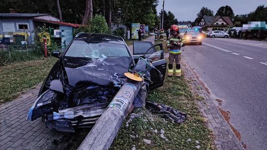 Brawurowa jazda w Okunince. Nietrzeźwy 19-latek staranował auta i rozbił Audi o latarnię [ZDJĘCIA]