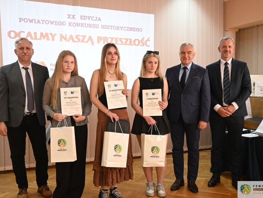 Pow. krasnostawski. Młodzi historycy ocalają pamięć regionu. 134 uczniów w jubileuszowej edycji konkursu „Ocalmy naszą przeszłość” [GALERIA ZDJĘĆ]