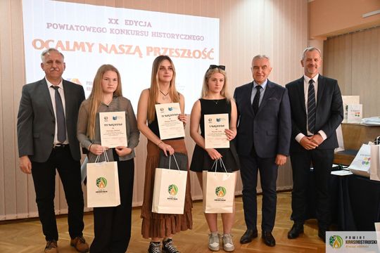 Pow. krasnostawski. Młodzi historycy ocalają pamięć regionu. 134 uczniów w jubileuszowej edycji konkursu „Ocalmy naszą przeszłość” [GALERIA ZDJĘĆ]