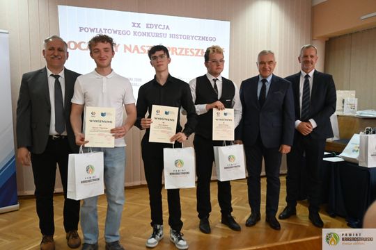 Pow. krasnostawski. Młodzi historycy ocalają pamięć regionu. 134 uczniów w jubileuszowej edycji konkursu „Ocalmy naszą przeszłość” [GALERIA ZDJĘĆ]