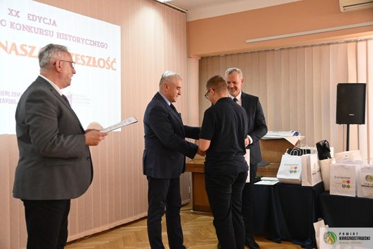 Pow. krasnostawski. Młodzi historycy ocalają pamięć regionu. 134 uczniów w jubileuszowej edycji konkursu „Ocalmy naszą przeszłość” [GALERIA ZDJĘĆ]