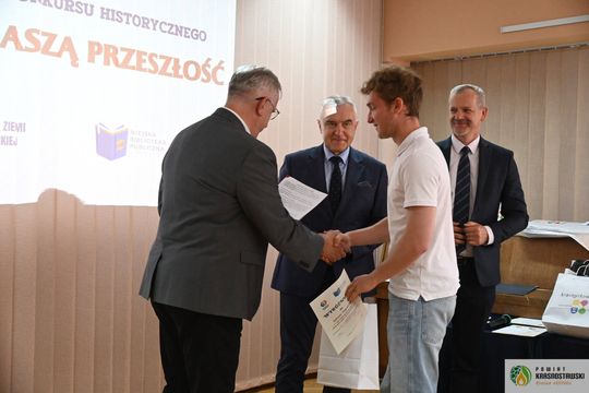 Pow. krasnostawski. Młodzi historycy ocalają pamięć regionu. 134 uczniów w jubileuszowej edycji konkursu „Ocalmy naszą przeszłość” [GALERIA ZDJĘĆ]