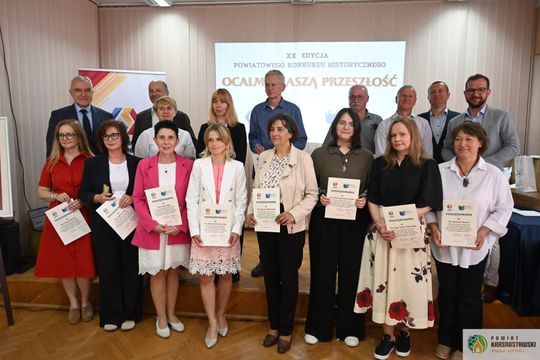 Pow. krasnostawski. Młodzi historycy ocalają pamięć regionu. 134 uczniów w jubileuszowej edycji konkursu „Ocalmy naszą przeszłość” [GALERIA ZDJĘĆ]