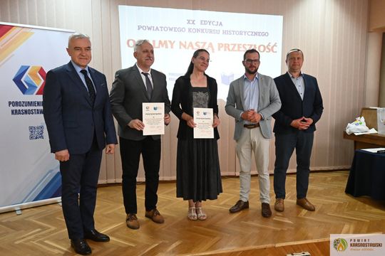 Pow. krasnostawski. Młodzi historycy ocalają pamięć regionu. 134 uczniów w jubileuszowej edycji konkursu „Ocalmy naszą przeszłość” [GALERIA ZDJĘĆ]