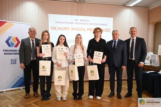Pow. krasnostawski. Młodzi historycy ocalają pamięć regionu. 134 uczniów w jubileuszowej edycji konkursu „Ocalmy naszą przeszłość” [GALERIA ZDJĘĆ]