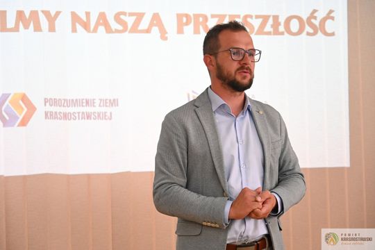 Pow. krasnostawski. Młodzi historycy ocalają pamięć regionu. 134 uczniów w jubileuszowej edycji konkursu „Ocalmy naszą przeszłość” [GALERIA ZDJĘĆ]