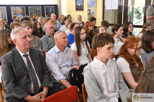 Pow. krasnostawski. Młodzi historycy ocalają pamięć regionu. 134 uczniów w jubileuszowej edycji konkursu „Ocalmy naszą przeszłość” [GALERIA ZDJĘĆ]