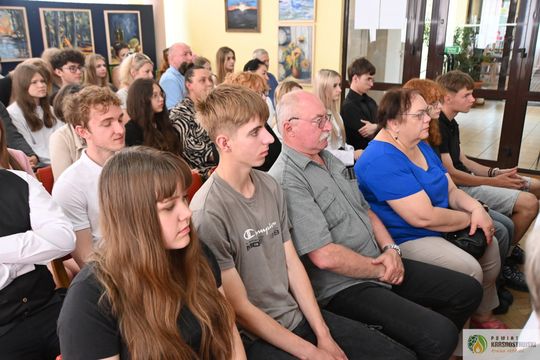 Pow. krasnostawski. Młodzi historycy ocalają pamięć regionu. 134 uczniów w jubileuszowej edycji konkursu „Ocalmy naszą przeszłość” [GALERIA ZDJĘĆ]
