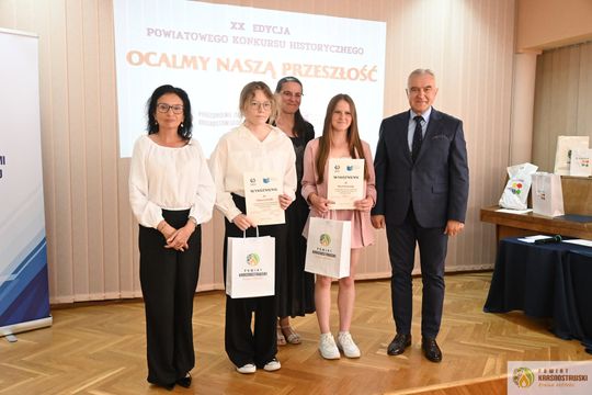 Pow. krasnostawski. Młodzi historycy ocalają pamięć regionu. 134 uczniów w jubileuszowej edycji konkursu „Ocalmy naszą przeszłość” [GALERIA ZDJĘĆ]