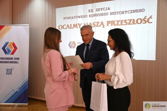 Pow. krasnostawski. Młodzi historycy ocalają pamięć regionu. 134 uczniów w jubileuszowej edycji konkursu „Ocalmy naszą przeszłość” [GALERIA ZDJĘĆ]