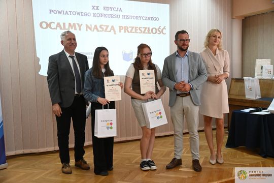 Pow. krasnostawski. Młodzi historycy ocalają pamięć regionu. 134 uczniów w jubileuszowej edycji konkursu „Ocalmy naszą przeszłość” [GALERIA ZDJĘĆ]