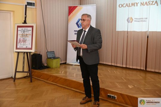 Pow. krasnostawski. Młodzi historycy ocalają pamięć regionu. 134 uczniów w jubileuszowej edycji konkursu „Ocalmy naszą przeszłość” [GALERIA ZDJĘĆ]