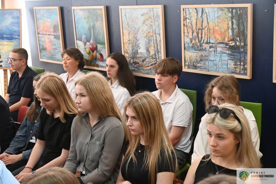 Pow. krasnostawski. Młodzi historycy ocalają pamięć regionu. 134 uczniów w jubileuszowej edycji konkursu „Ocalmy naszą przeszłość” [GALERIA ZDJĘĆ]