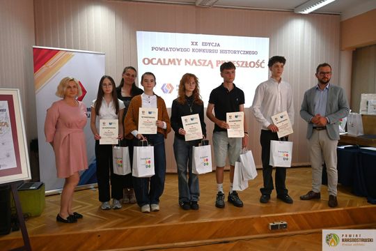 Pow. krasnostawski. Młodzi historycy ocalają pamięć regionu. 134 uczniów w jubileuszowej edycji konkursu „Ocalmy naszą przeszłość” [GALERIA ZDJĘĆ]