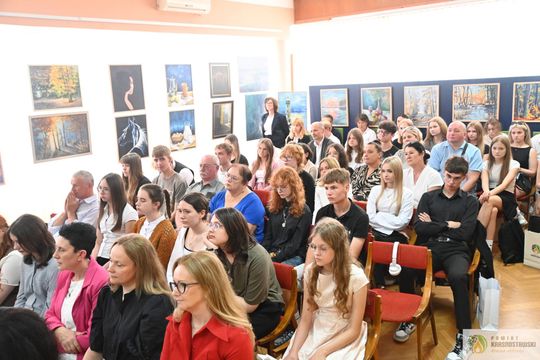 Pow. krasnostawski. Młodzi historycy ocalają pamięć regionu. 134 uczniów w jubileuszowej edycji konkursu „Ocalmy naszą przeszłość” [GALERIA ZDJĘĆ]