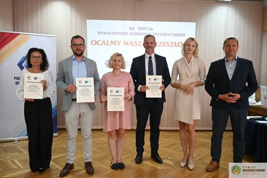 Pow. krasnostawski. Młodzi historycy ocalają pamięć regionu. 134 uczniów w jubileuszowej edycji konkursu „Ocalmy naszą przeszłość” [GALERIA ZDJĘĆ]