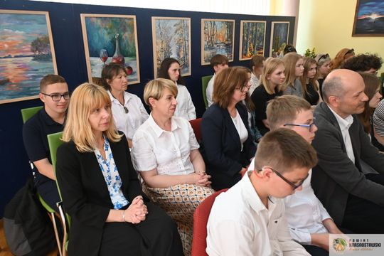 Pow. krasnostawski. Młodzi historycy ocalają pamięć regionu. 134 uczniów w jubileuszowej edycji konkursu „Ocalmy naszą przeszłość” [GALERIA ZDJĘĆ]