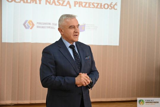 Pow. krasnostawski. Młodzi historycy ocalają pamięć regionu. 134 uczniów w jubileuszowej edycji konkursu „Ocalmy naszą przeszłość” [GALERIA ZDJĘĆ]