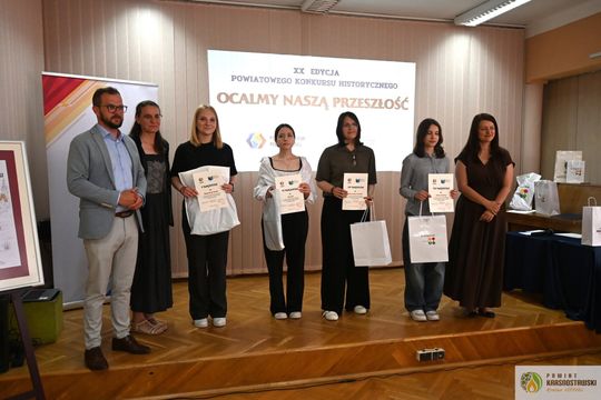 Pow. krasnostawski. Młodzi historycy ocalają pamięć regionu. 134 uczniów w jubileuszowej edycji konkursu „Ocalmy naszą przeszłość” [GALERIA ZDJĘĆ]