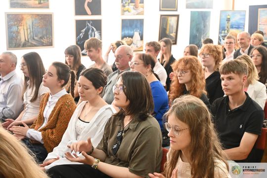 Pow. krasnostawski. Młodzi historycy ocalają pamięć regionu. 134 uczniów w jubileuszowej edycji konkursu „Ocalmy naszą przeszłość” [GALERIA ZDJĘĆ]