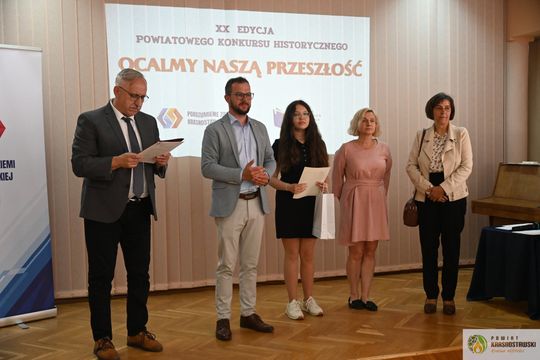 Pow. krasnostawski. Młodzi historycy ocalają pamięć regionu. 134 uczniów w jubileuszowej edycji konkursu „Ocalmy naszą przeszłość” [GALERIA ZDJĘĆ]