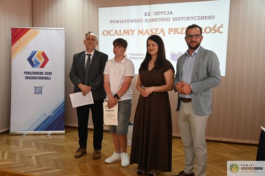 Pow. krasnostawski. Młodzi historycy ocalają pamięć regionu. 134 uczniów w jubileuszowej edycji konkursu „Ocalmy naszą przeszłość” [GALERIA ZDJĘĆ]