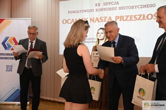 Pow. krasnostawski. Młodzi historycy ocalają pamięć regionu. 134 uczniów w jubileuszowej edycji konkursu „Ocalmy naszą przeszłość” [GALERIA ZDJĘĆ]
