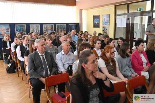 Pow. krasnostawski. Młodzi historycy ocalają pamięć regionu. 134 uczniów w jubileuszowej edycji konkursu „Ocalmy naszą przeszłość” [GALERIA ZDJĘĆ]