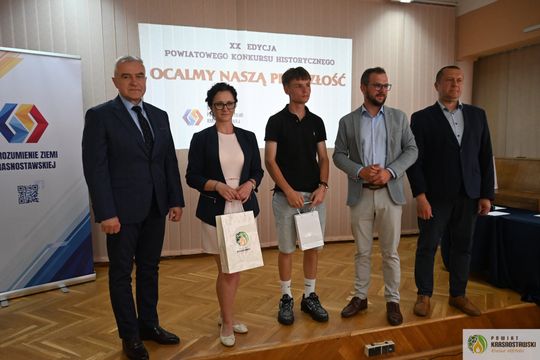 Pow. krasnostawski. Młodzi historycy ocalają pamięć regionu. 134 uczniów w jubileuszowej edycji konkursu „Ocalmy naszą przeszłość” [GALERIA ZDJĘĆ]