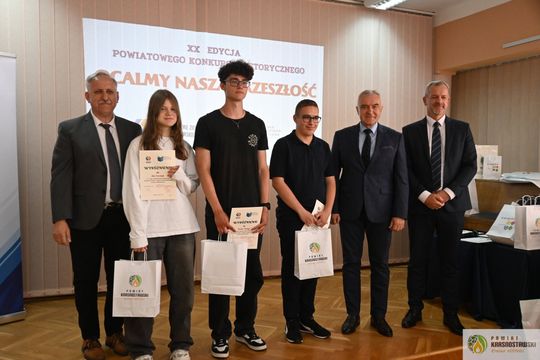 Pow. krasnostawski. Młodzi historycy ocalają pamięć regionu. 134 uczniów w jubileuszowej edycji konkursu „Ocalmy naszą przeszłość” [GALERIA ZDJĘĆ]