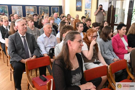 Pow. krasnostawski. Młodzi historycy ocalają pamięć regionu. 134 uczniów w jubileuszowej edycji konkursu „Ocalmy naszą przeszłość” [GALERIA ZDJĘĆ]
