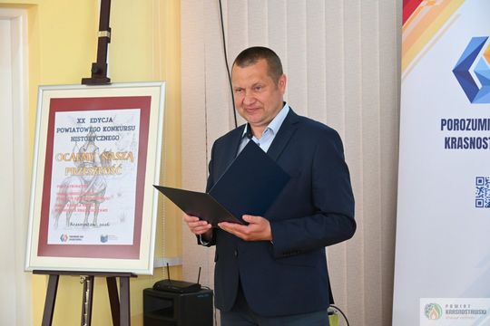 Pow. krasnostawski. Młodzi historycy ocalają pamięć regionu. 134 uczniów w jubileuszowej edycji konkursu „Ocalmy naszą przeszłość” [GALERIA ZDJĘĆ]