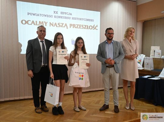 Pow. krasnostawski. Młodzi historycy ocalają pamięć regionu. 134 uczniów w jubileuszowej edycji konkursu „Ocalmy naszą przeszłość” [GALERIA ZDJĘĆ]