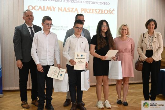 Pow. krasnostawski. Młodzi historycy ocalają pamięć regionu. 134 uczniów w jubileuszowej edycji konkursu „Ocalmy naszą przeszłość” [GALERIA ZDJĘĆ]